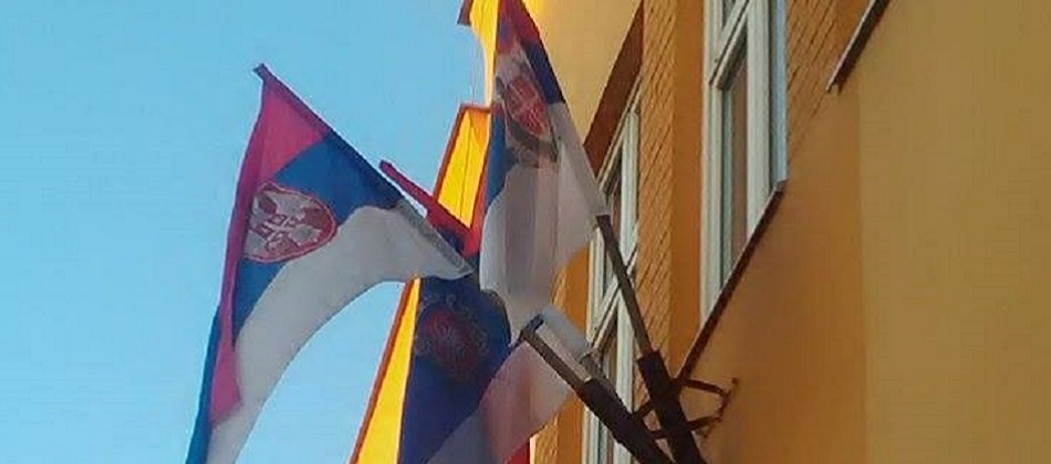 Ириг - недостаје застава Војводине, традиционална застава Војводине је већ изложена