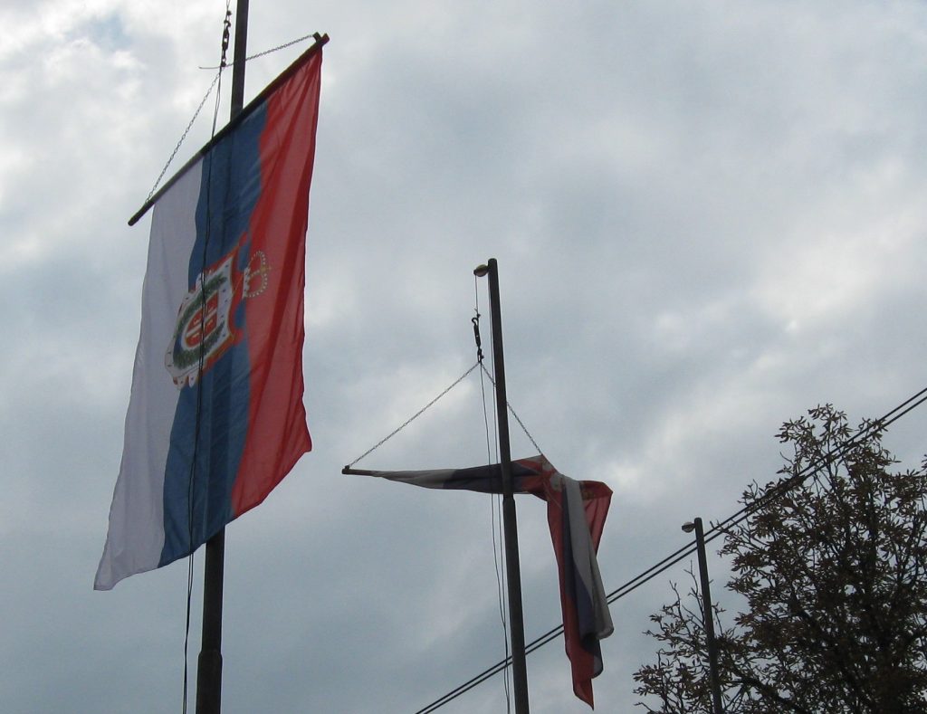Рума - недостаје застава Војводине, традиционална застава Војводине је већ изложена