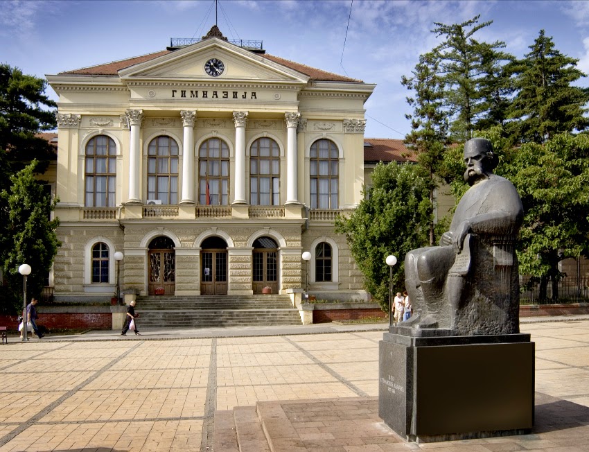 Kragujevačka_gimnazija_i_spomenik_Vuku_Karadžiću